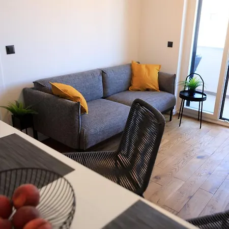 One Bedroom Mara With Sea View And Free Parking *
